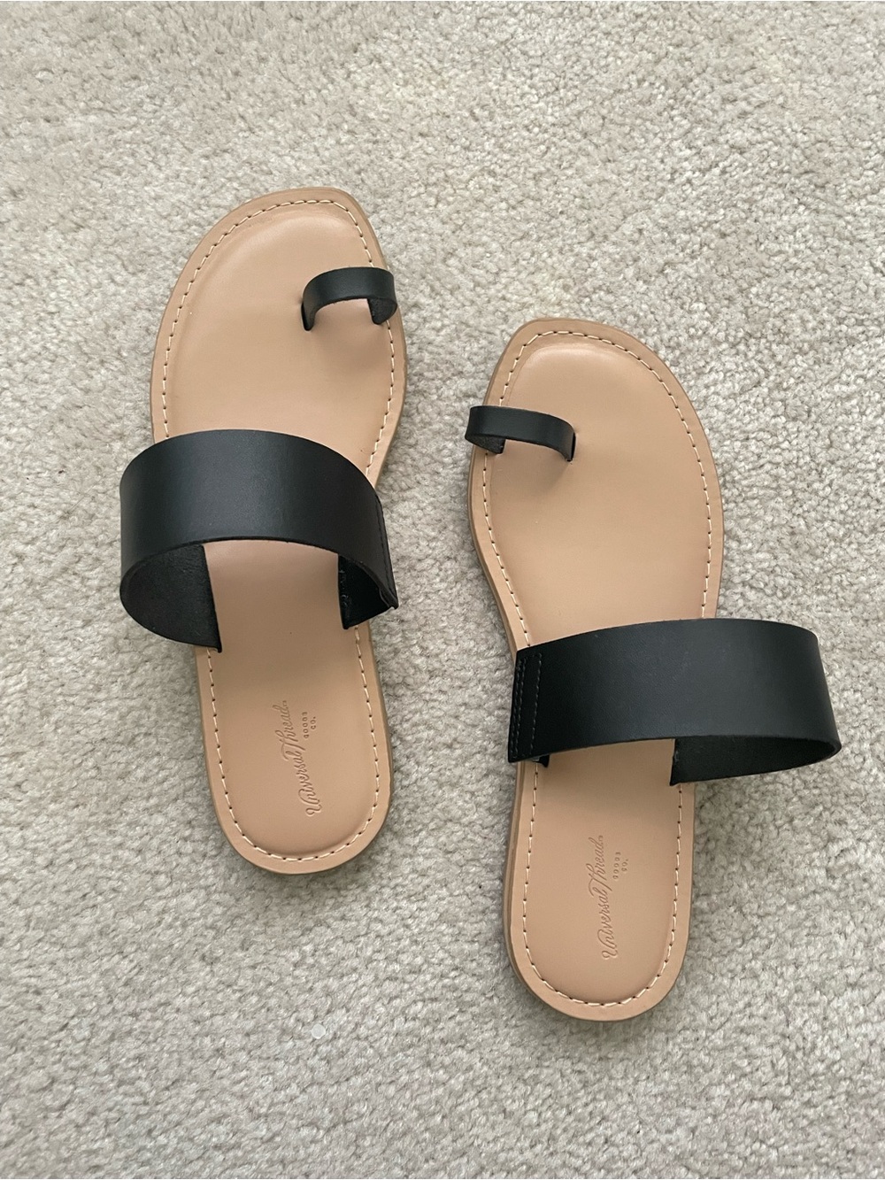 Universal Threads Women's Memory Foam Black Strap Toe-Ring Flat Sandals